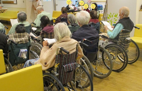 瀬谷ふたつ橋病院のクリスマス・ウクレレコンサート