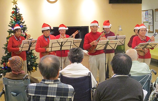 瀬谷ふたつ橋病院のクリスマス・ウクレレコンサート